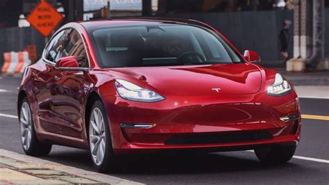 B­i­r­ ­A­n­k­e­t­e­ ­G­ö­r­e­ ­T­e­s­l­a­ ­M­o­d­e­l­ ­3­ ­K­u­l­l­a­n­ı­c­ı­l­a­r­ı­n­ı­n­ ­%­9­0­­ı­ ­O­t­o­p­i­l­o­t­­a­ ­G­ü­v­e­n­i­y­o­r­